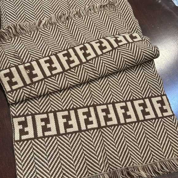 Authentic Fendi reversible wool scarf - Picture 8 of 8